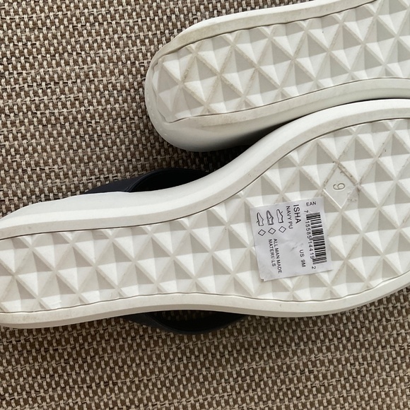 Aerosols flip flops. Size 9. Navy - Picture 9 of 9